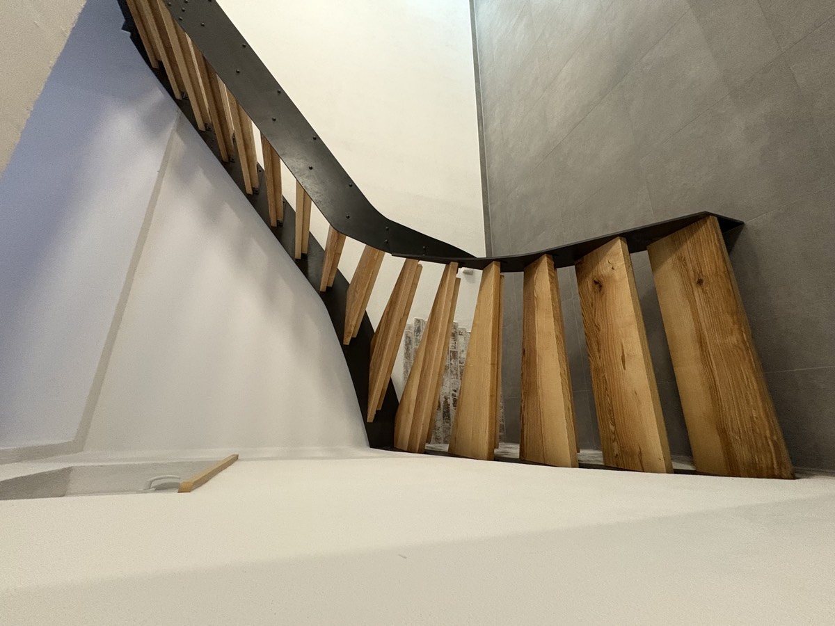 Treppengeländer aus Holz und Stahl