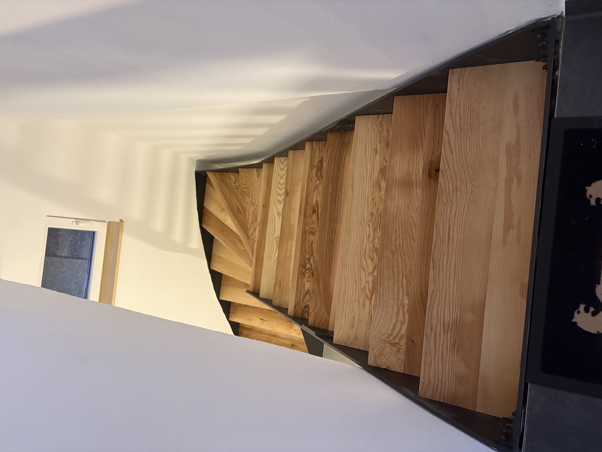 Holztreppe mit Massivholzstufen