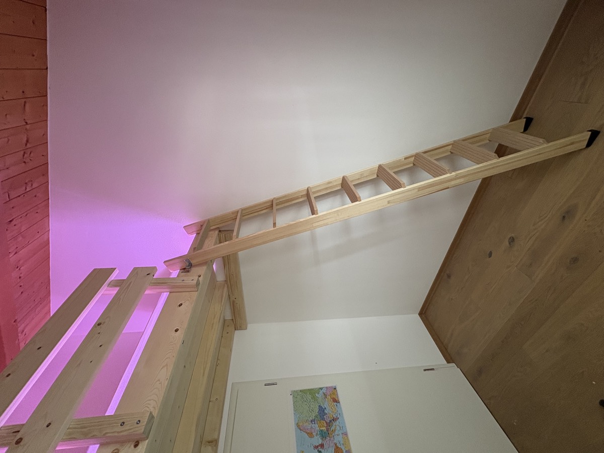 Hochbett mit Leiter montiert