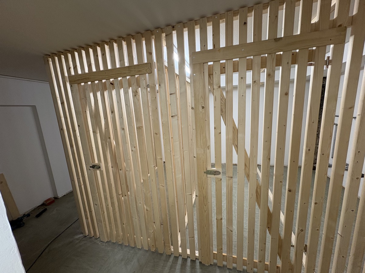 Lamellen-Trennwand aus Holz