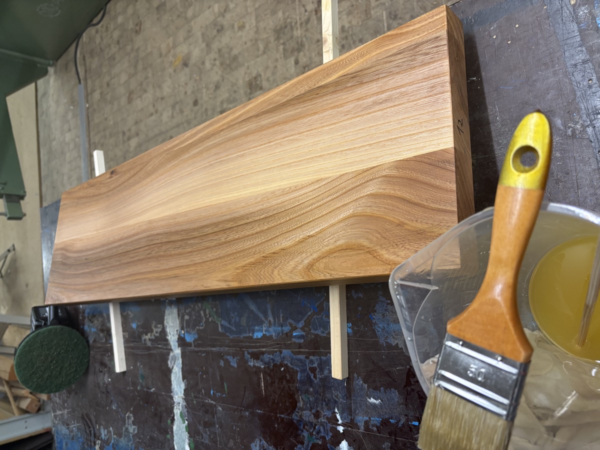 Handgefertigtes Holzbrett mit Oberflächenbehandlung