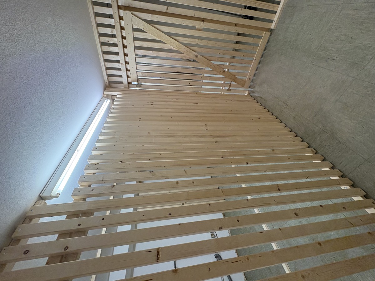 Deckenkonstruktion mit Trennwand