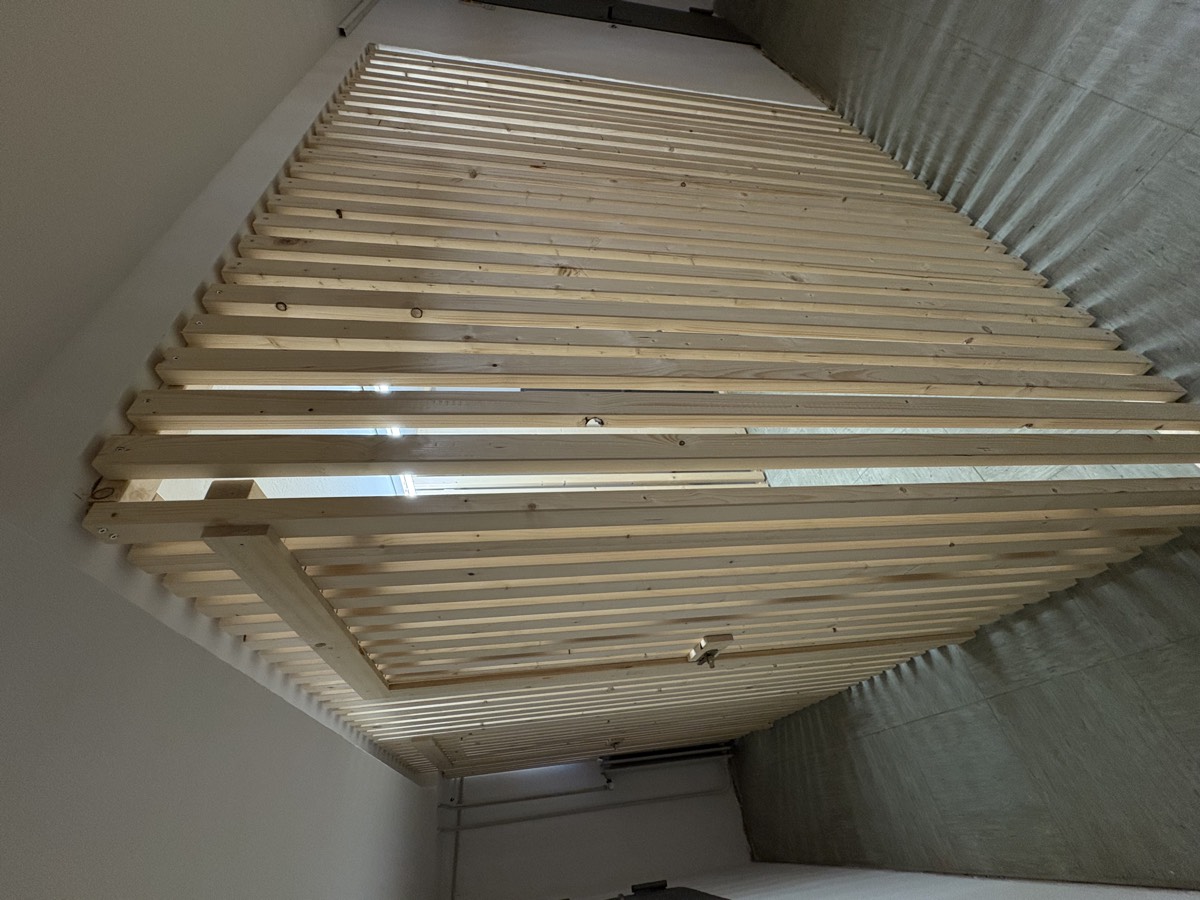 Holzdecken-Konstruktion fertiggestellt