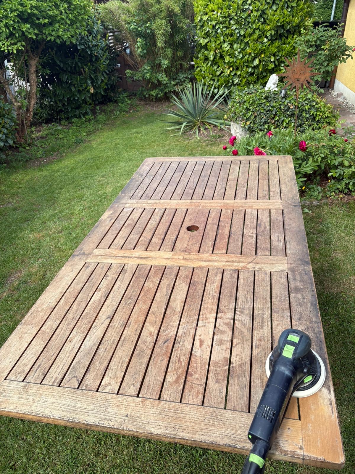 Gartentisch vor der Aufbereitung